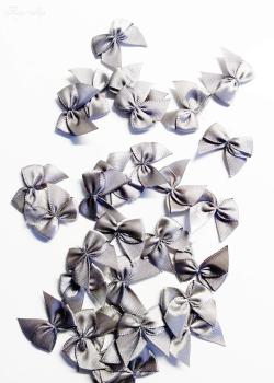 10 Stück kleine Satinschleifen